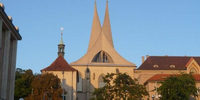 Le monastère d'Emmaüs et la place Charles